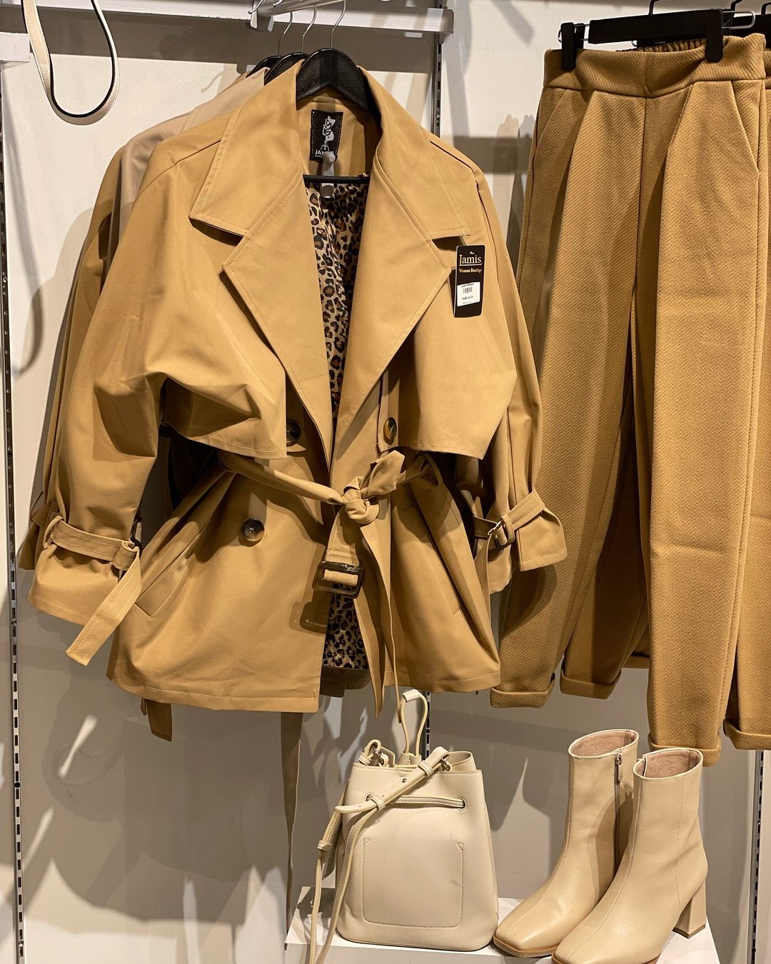 photo_2024-11-16_18-48-25.jpg بارانی کوتاه زنونه مانیا - تصویر 1