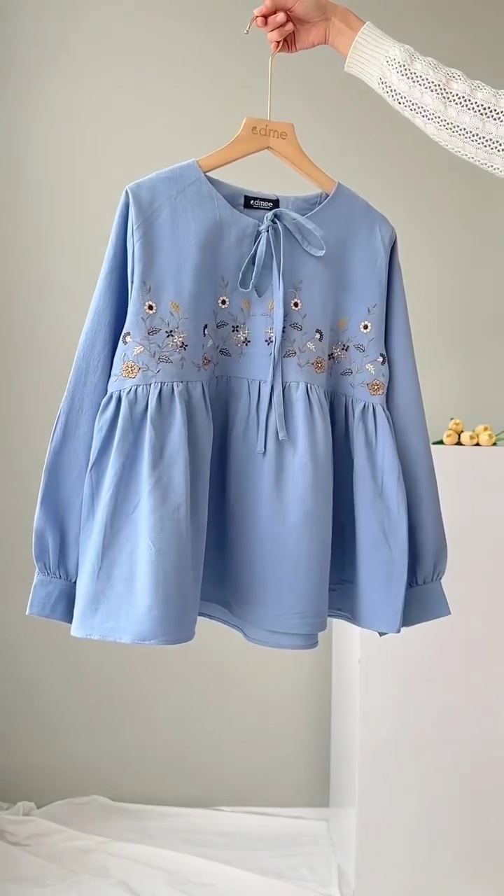 VideoCapture_20250504-212927 شومیز گلدوزی زنانه مدل زنبق - تصویر 1